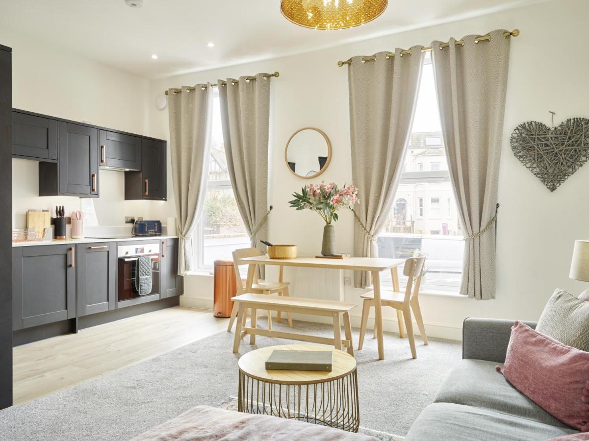 Curb Properties - Super 2 Bed Apartment 5 Min From Town Centre Челтенхам Экстерьер фото